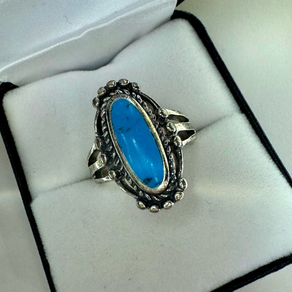 Vintage Beautiful Bright Oval cut Turquoise Handmade Ring Solid Sterling Silver
